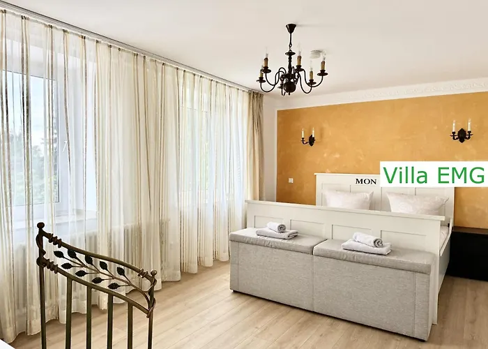 Emg Kempen, In Alleinlage Nah Duesseldorf Und Venlo Mit Pool Und Garten Fuer Familien Gruppen Bis 22 Personen Villa Tönisvorst